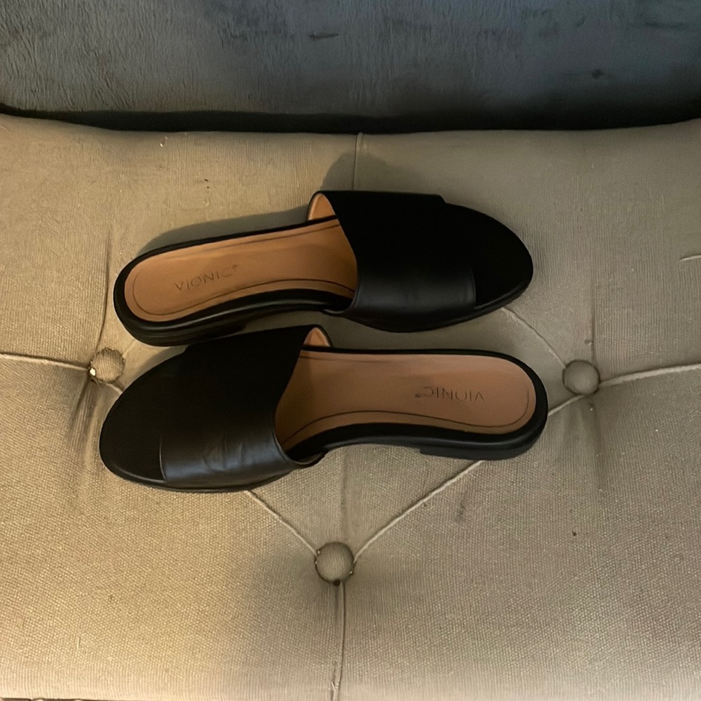 VIONIC black flip-flop style sandals